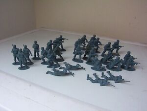 Vintage Airfix 1/32 scale soldiers German Paratroopers. [good condition]