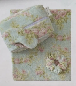 NEU Laura Ashley superweiches Plüsch 4-teiliges Reiseset Tasche Decke Augenmaske Scrunchie - Bild 1 von 9