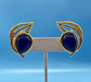 Trifari Signed Clip Earrings Navy Blue Cabochon Gold-Tone Twisted Open Leaf VTG - Picture 1 of 11