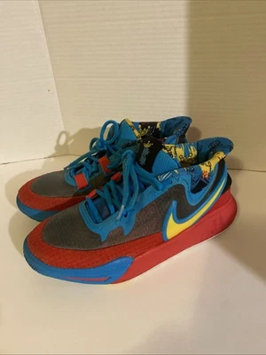 Zapatos de baloncesto Nike Kylie negros/azules Tour amarillos talla juvenil 6 Foto 1 de 4