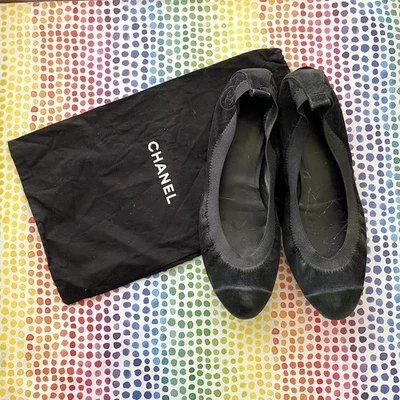 Bolso para el Polvo Chanel Bailarina Plano Gamuza Negra - Modificado - BUEN ESTADO AUTÉNTICO Foto 1 de 4