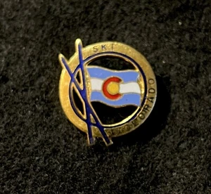 Pin de esquí ESQUÍ COLORADO novedad bandera del estado recuerdo viaje solapa montañas rocosas - Imagen 1 de 3