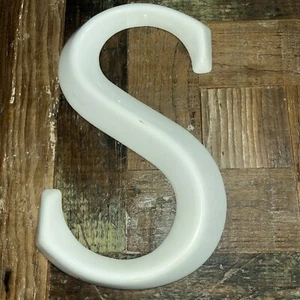 Vintage S weiß Kunststoff Schild Buchstabe 9 Zoll x 5 Architektur von Gemini Inc. Werbung - Bild 1 von 3