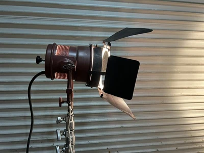 Mole-Richardson 4081 Mickey Open-face Light (Edison Plug) w/ Barndoor [TESTED] - Image 1 of 4