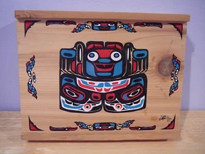 Caja India Costa Oeste Haida Madera Firmada 8" x 6" - Imagen 1 de 4