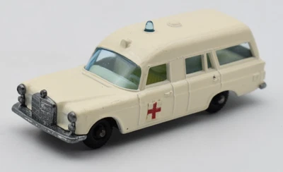 Ambulancia Matchbox ruedas regulares #3 Mercedes Benz Binz. Etiqueta. Lesney Inglaterra Foto 1 de 4