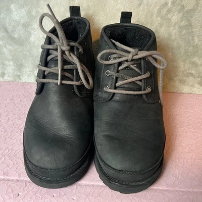 UGG Neumel Chukka 靴子 黑色皮革 系带 皮草 有内衬 女式 尺码 6 — 第 1/4 张图片