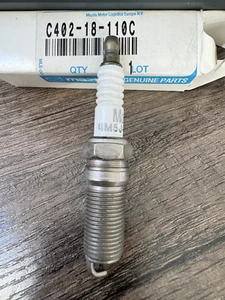 Candela di accensione originale Mazda 2 2005 C40218110C adatta anche per alcune Ford - Foto 1 di 3