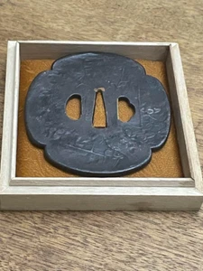 Japanisches Schwert Tsuba Eisen Nobuie 3,9 x 3,5 in mit Box Samurai aus Japan gebraucht - Bild 1 von 8