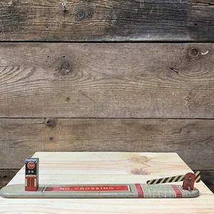 Vintage Blech Metall, "ohne Kreuzung", Bahnübergang mit Arm, Spur O - Bild 1 von 6