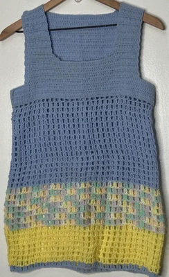 Vestido sin mangas de ganchillo para niñas boho azul amarillo hecho a mano 16"pit2pit/27” de largo Foto 1 de 4