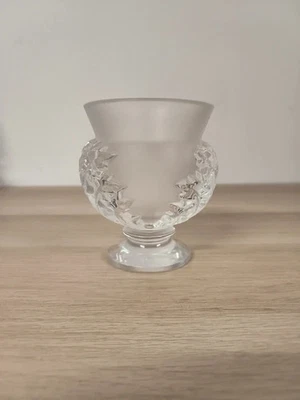 Vase en cristal dépoli Lalique modèle Saint Cloud - Photo 1/4