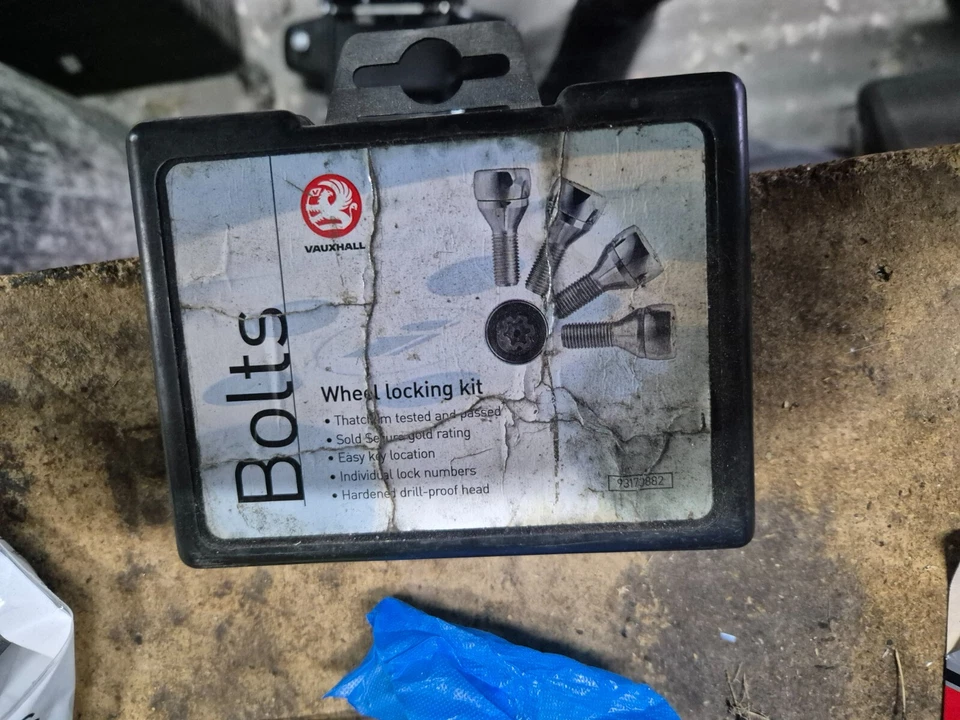 Vauxhall  Locking Wheel Nut SET Corsa C Astra H Zafira A,B Tigra Meriva 17mm  - Image 1 of 2