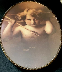 "Telaio a maglia catena in vetro incorniciato stampa cupido ovale 1897 americana ""Cupido svegliato""" - Foto 1 di 12