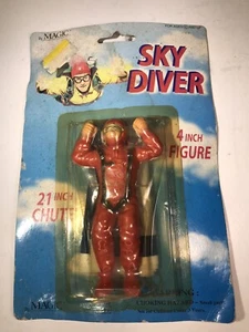 Modellino vintage Sky Diver Toy 2306 4" con paracadute 21" di Magic sigillato NOS - Foto 1 di 12