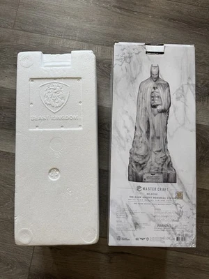 蝙蝠侠野兽王国黑暗骑士雕像白色人造大理石版 ~ 小修理 — 第 1/4 张图片