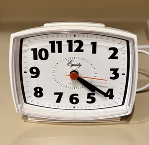 Equity by La Crosse 33100 Electric Silent Analog Alarm Clock - White - Foto 1 di 20