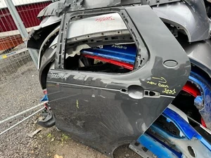 LAND ROVER DISCOVERY 5 / REAR LEFT DOOR (NEEDS RESPRAY AND REPAIR) - Picture 1 of 11