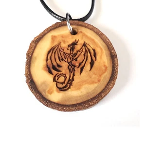 Collana con ciondolo in legno rustico drago, gioielli drago fantasia - Foto 1 di 4