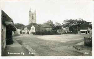 REAL PHOTOGRAPHIC POSTCARD OF CORONATION SQUARE, LYDD, (NEAR FOLKESTONE), KENT - Imagen 1 de 2