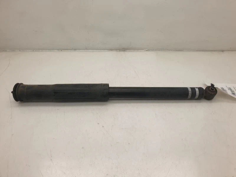 Toyota Prius C 2013 dos 1,5 L tracción delantera en el lado del conductor amortiguador trasero  Foto 1 de 4