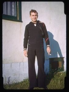 Foto al aire libre de uniforme de hombre joven de la frontera roja con cigarrillo años 40 - Imagen 1 de 2