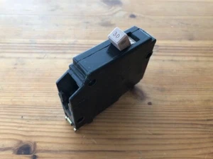 Interruptor de circuito Cutler Hammer Eaton CH130 clip de metal 30 AMP 1 polo 120/240 V - Imagen 1 de 6