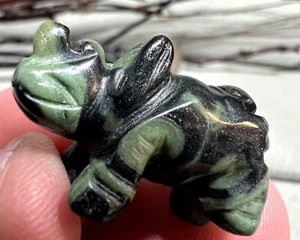 Grün Kambala Jaspis Felsnashorn Geist Tier Totem Figur 8938 - Bild 1 von 2