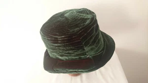 Chapeau "femme" 1970/80  Velours Vert  -  GILLES FRANCOIS Paris  --  Neuf - Imagen 1 de 8