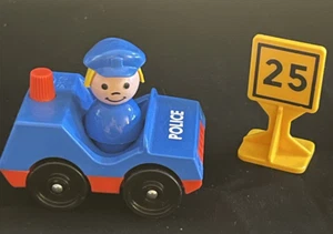 Vintage Fisher Price Little People #125 Police Car with Woman Officer & Sign - Imagen 1 de 2