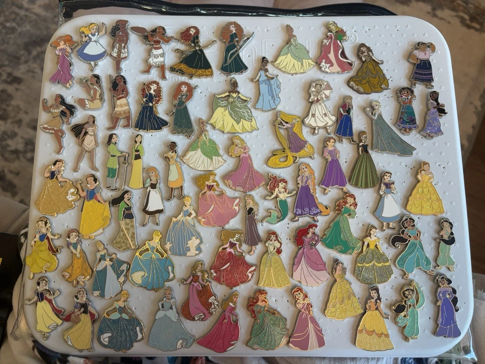 Lote de 65 prendedores de princesa Disney en total de cuerpo completo Bella Nieve Cenicienta Jazmín + Foto 1 de 4