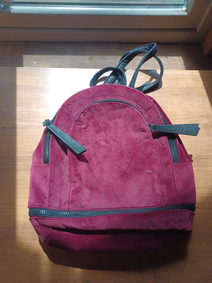 Mochila pequeña para mujer Mudd en terciopelo borgoña. Con correas negras Foto 1 de 4