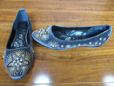 全新 Naughty Monkey Labonge 灰色天鹅绒刺绣珠宝平底鞋 女式尺码 — 第 1/4 张图片