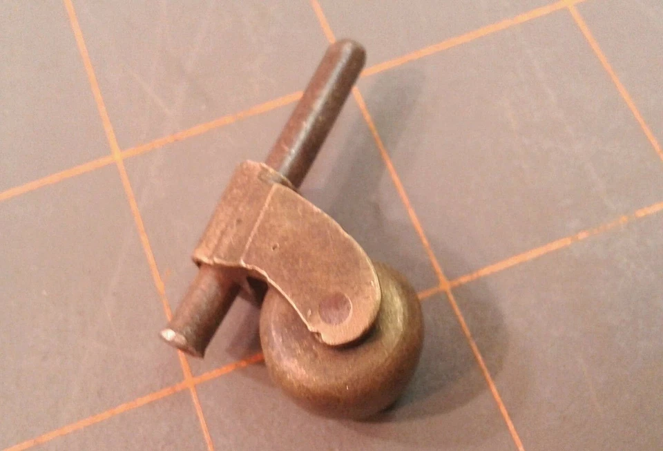 Rueda de muebles de latón tamaño muñeca antigua años 1870 Foto 1 de 4