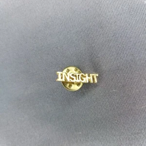 Chaleco de metal dorado 'Insight' Spellout sombrero chaqueta prendedor 3/4" inspirador - Imagen 1 de 2