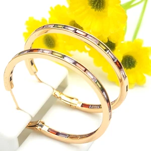 Pendientes de aro multicolores chapados en oro de 18 K. 1,5 in. Coquetas laminado dorado - Imagen 1 de 5