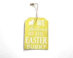 Placa de madera para decoración de puerta de Pascua - Creemos en el conejo de Pascua (amarillo) - Imagen 1 de 1