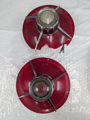 Ford Galaxy 500 XL 1963 lentes de luz trasera con moldura (uno roto) Foto 1 de 4