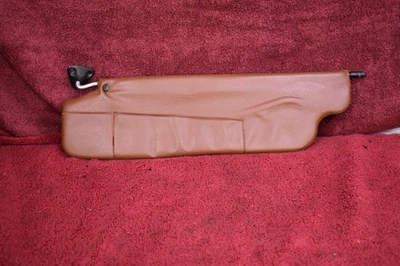 Quebra-sol driver 70-76 Datsun 240Z LH fabricante de equipamento original usado BUTTERSCOTCH - Imagem 1 de 4