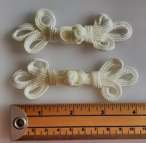 2 x große Froschverschlüsse Verschlussknopf 10,5 cm - hellcreme - Bild 1 von 1
