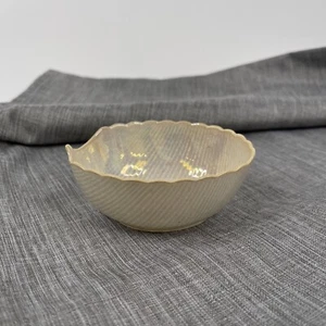 Irisierende elfenbeinfarbene Schale in Blattform - Porzellan - Made in Japan - Bild 1 von 9