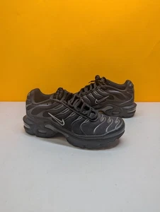 Nike Air Max Plus TN Triple Black taglia 4Y 655020-053 GIOVENTÙ - Foto 1 di 7