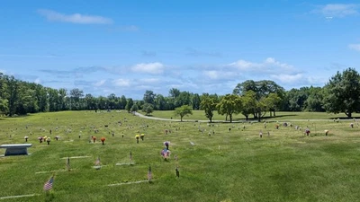 2 parcelas funerarias en Holly Hills Memorial Gardens: Garden of Valor Hill incl. bóvedas Foto 1 de 4