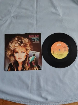 BONNIE TYLER "HOLDING OUT FOR A HERO" 1984 7" VINYL SINGLE IN A PICTURE SLEEVE - Image 1 of 4