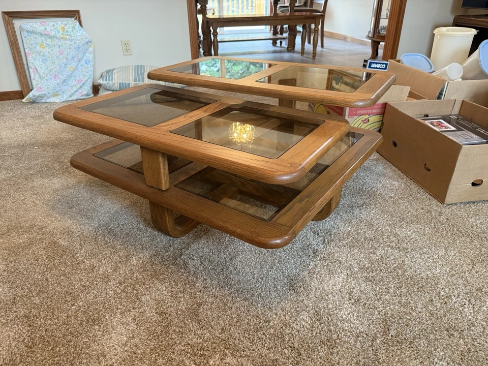 Дубовый поворотный стеклянный журнальный столик 1980-х годов. С подходящими боковыми столиками... Местный самовывоз - Изображение 1 из 4