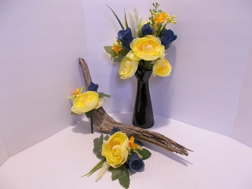 Conjunto de ramo y ramillete y ramillete y boutonniere Ranunculus amarillo de mezclilla nupcial Foto 1 de 4