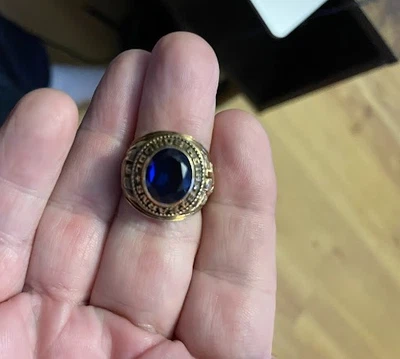 Anillo clase 1974 oro 10k 17g piedra azul Stearns High Millinocket Maine Foto 1 de 3