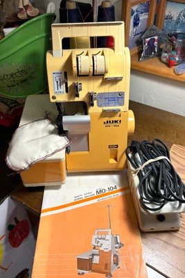 JUKI~MO-104~SERGER~Máquina de coser + LIBRO MANUAL DEL PROPIETARIO + Pedal~FUNCIONA MUY BIEN Foto 1 de 4