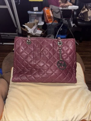 Michael KORS Susannah 绗缝黑色皮革肩银色链条口音钱包 — 第 1/4 张图片