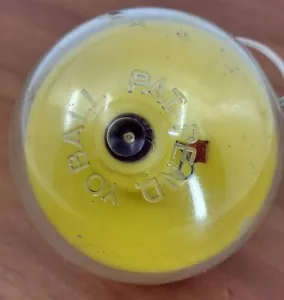 "Knots Inc Yo Ball vintage anni '70 plastica Yo-Yo Made in USA giallo e rosso ""Duncan" - Foto 1 di 3